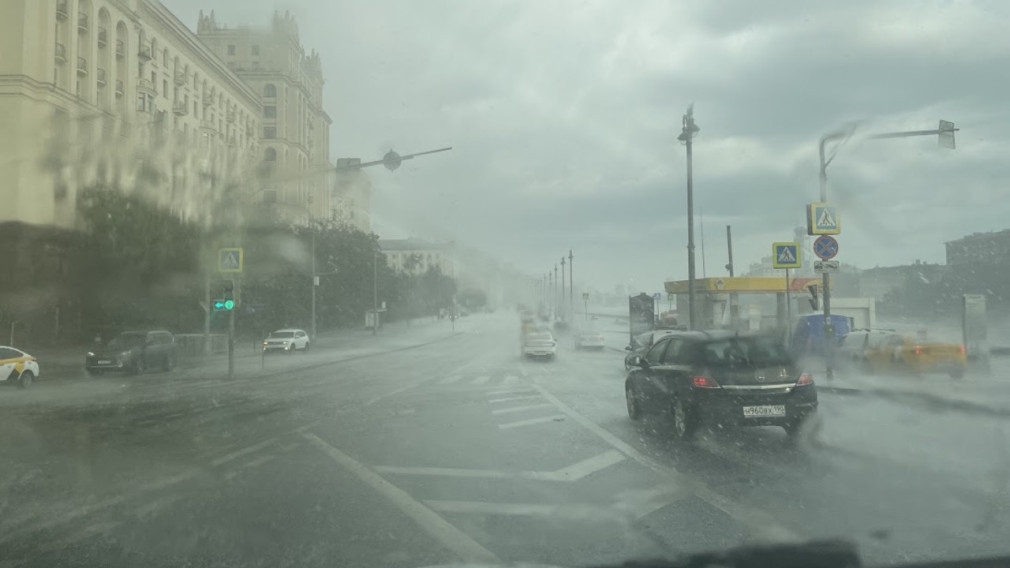 Погода москва сегодня 19 апреля. Дождливый город. Дождь фото. Ливень в Москве. Сильный дождь.