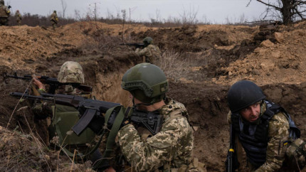 В купальнике в кровати