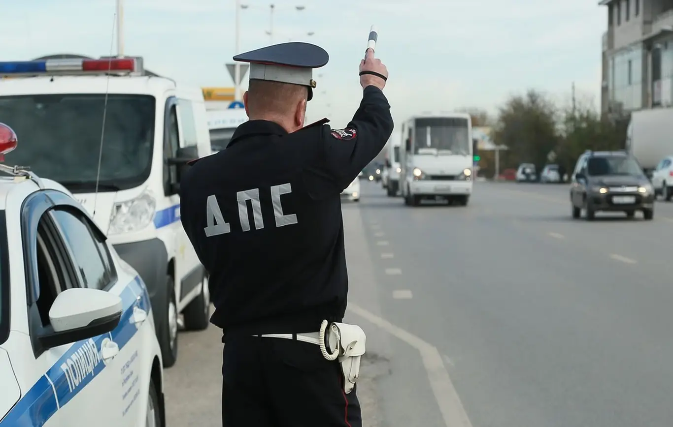 Водителям в РФ напомнили о том, за что можно привлечь к ответственности  инспектора ГИБДД